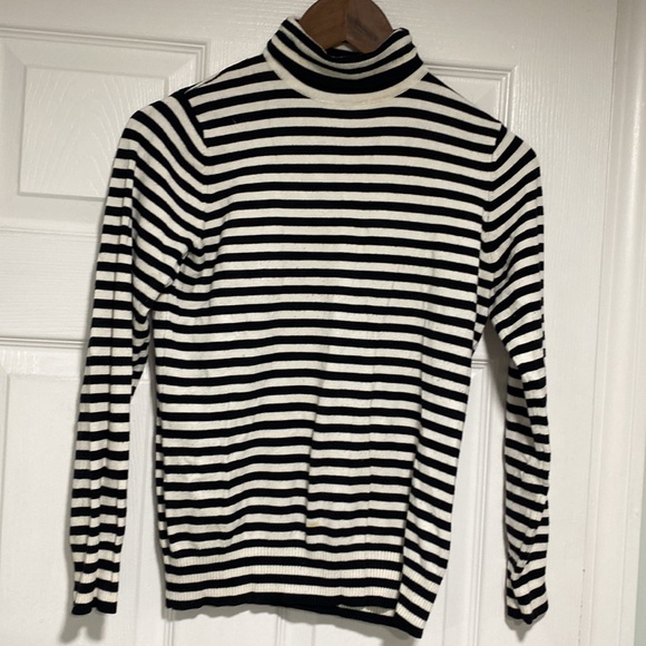 Sweaters - Picture 5 of 8